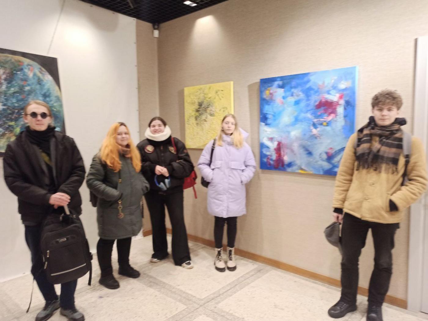 Будущие ювелиры на выставке молодых художников